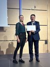 Strahlende Diplomandin an der Seite von Herrn Schihin vor der Diplomüberreichung
