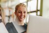 Studentin im Handelsdiplom Lehrgang in Bern, vertieft in Online-Lernen