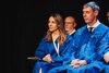 Eine Frau und ein Mann in blauen Roben hören konzentriert der Rede zu, die gerade auf der Bühne des KKL Luzern stattfindet.